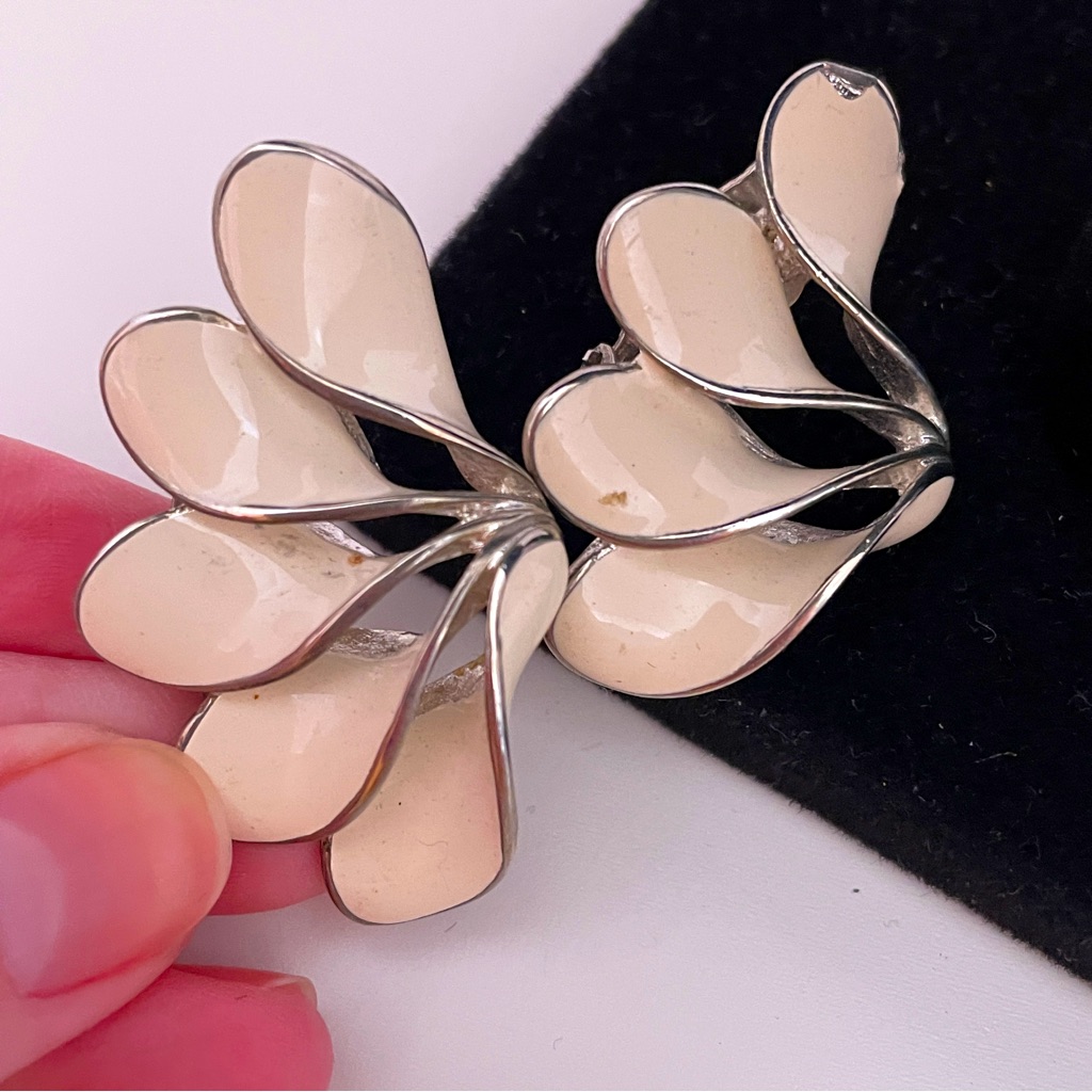 Vintage 80's Tat Cream Enamel Wedding Bridal Mermaid Core Abstract Clip Earrings